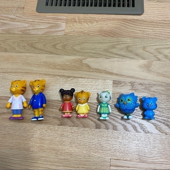 Daniel Tiger Figure Set Mom Dad Owl Elaina Toys PBS - Picture 2 of 3